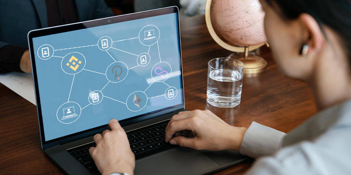 Persona mirando en pantalla red DEFI de Binance, Polkadot, Ethereum y Polygon.