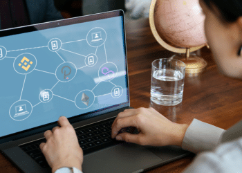 Persona mirando en pantalla red DEFI de Binance, Polkadot, Ethereum y Polygon.