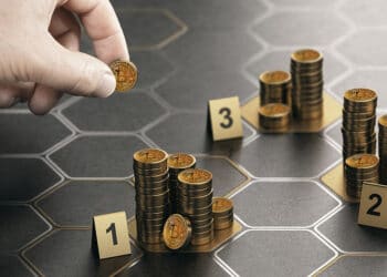 Mano haciendo pilas de BTC.