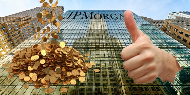 Rascacielos con logo de JP MOrgan, pila de BTC y mano aprovando.
