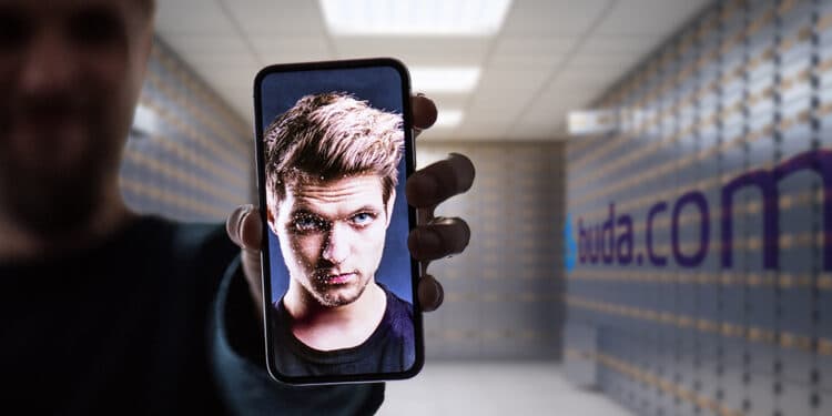 Persona mostrando selfie en teléfono y logo de buda.