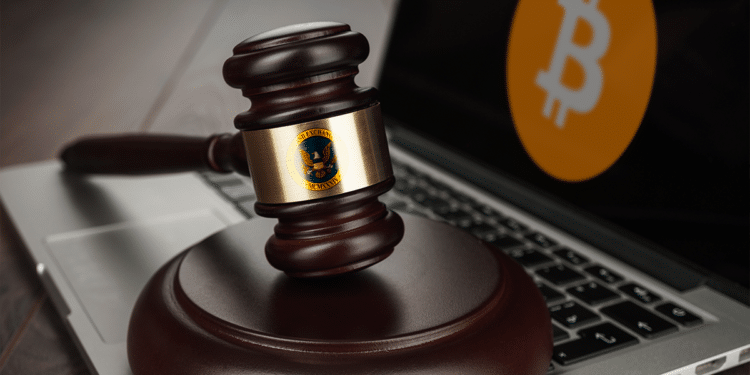 Mazo juez y logo de la SEC sobre laptop con logo BTC.