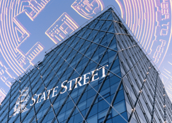 Edificio y bitcoin con logo State Street.