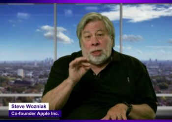 Steve Wozniak hablando durante su presentación en Jalisco Talent Land 2021.