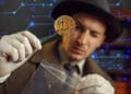 Detective con bitcoin y fondo tecnológico.