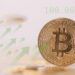 Moneda de bitcoin con flechas ascendentes
