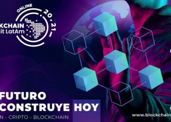 Persona tocando cubos interconectados con en el espacio