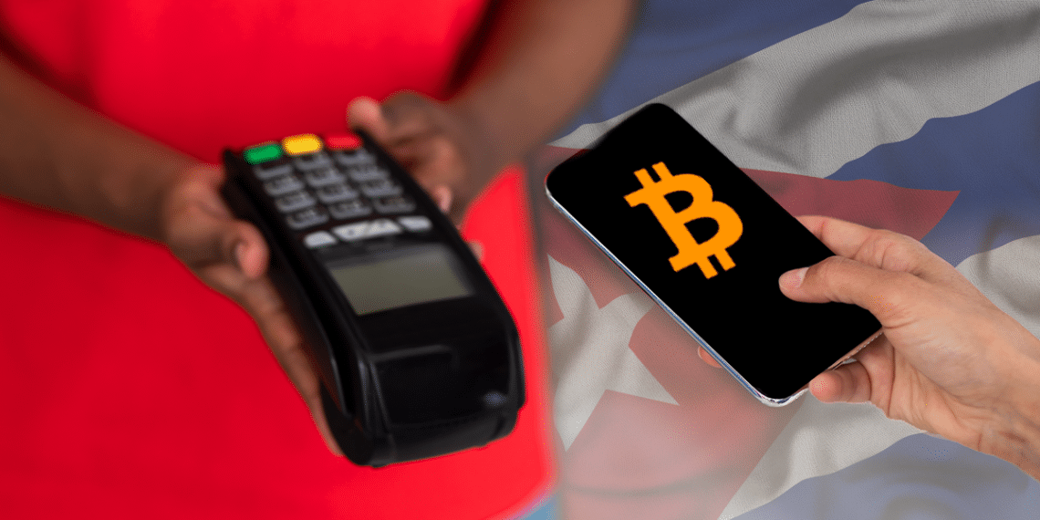 Persona pagando con bitcoin en un punto de venta con bandera de Cuba de fondo.