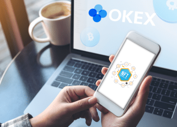Pantalla con logo de OKex y teléfono con letras NFT.
