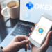 Pantalla con logo de OKex y teléfono con letras NFT.