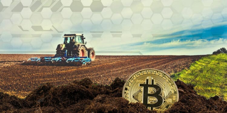 Tractor en campo y BTC sobre tierra.