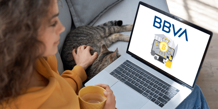 Pantalla con ilustración BTC y logo BBVA.
