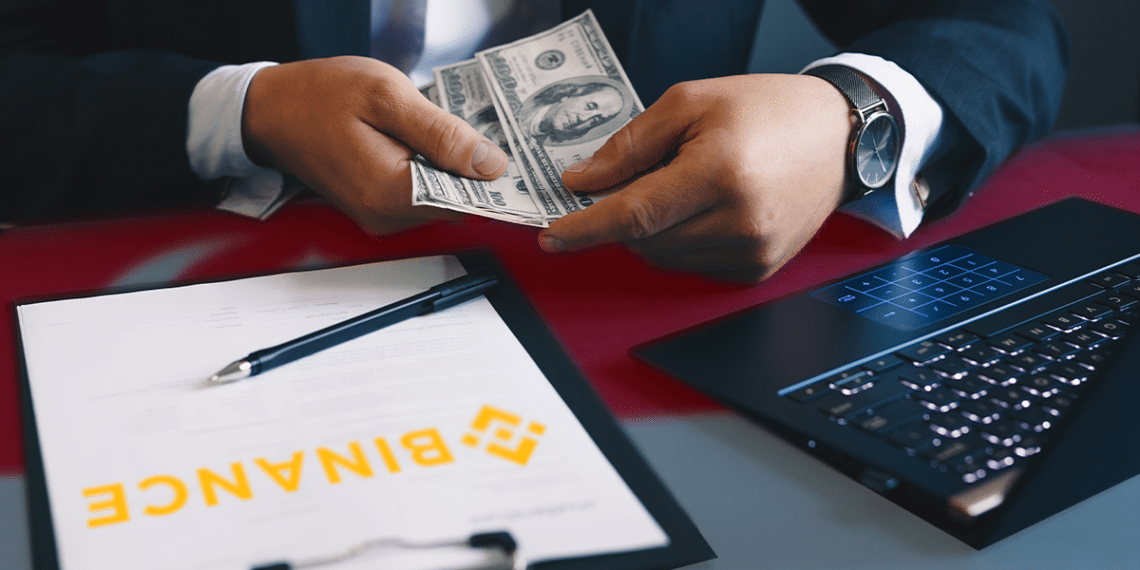 Empresario con dinero, logo de Binance y bandera de Singapur.