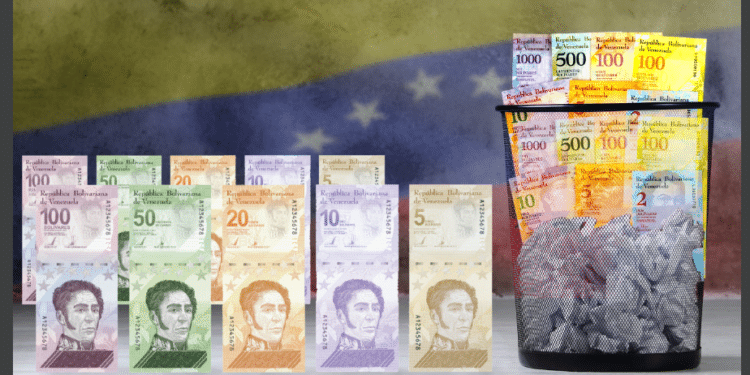 Papelera con bolívares viejos, nuevo cono monetario y bandera Venezuela.
