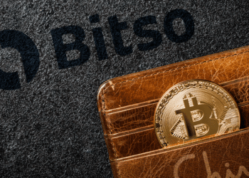 Bitso en el fondo, con wallet de Chivo y BTC.