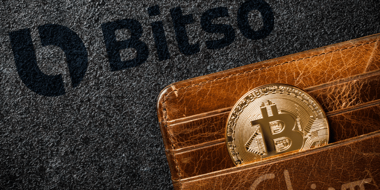 Bitso en el fondo, con wallet de Chivo y BTC.