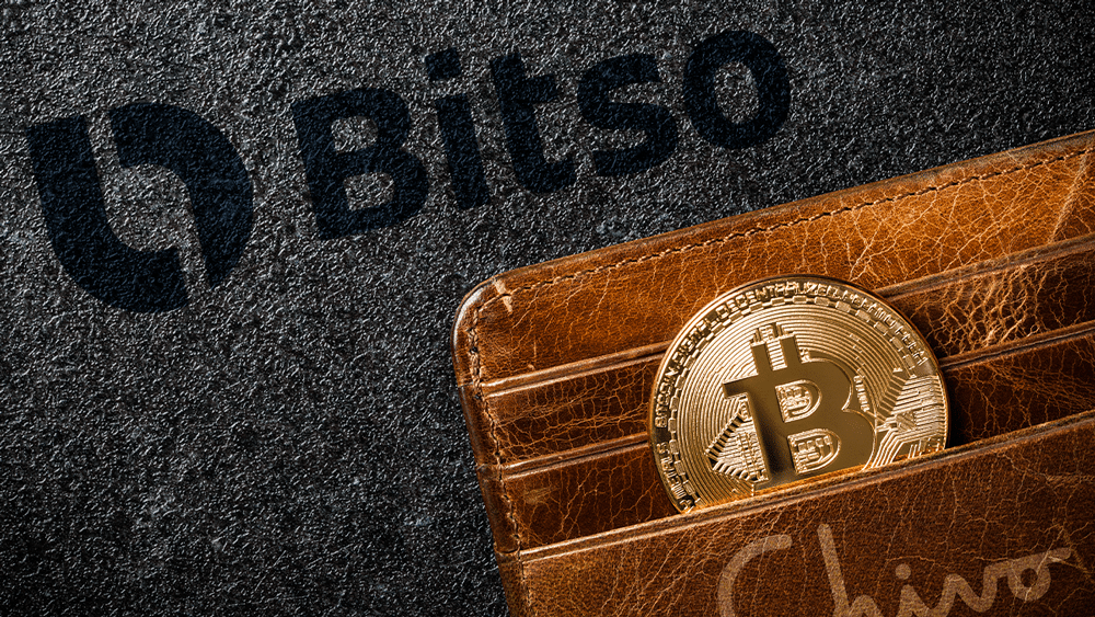 Bitso en el fondo, con wallet de Chivo y BTC.