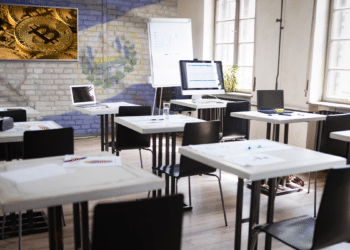 BTC en salón de clase con bandera de El Salvador.