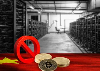 BTC prohibido y minería con bandera de China.