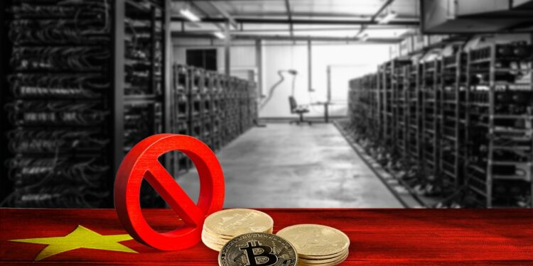 BTC prohibido y minería con bandera de China.