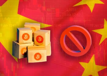 Bandera de China, cajas con logo de BTC y símbolo de prohibición.
