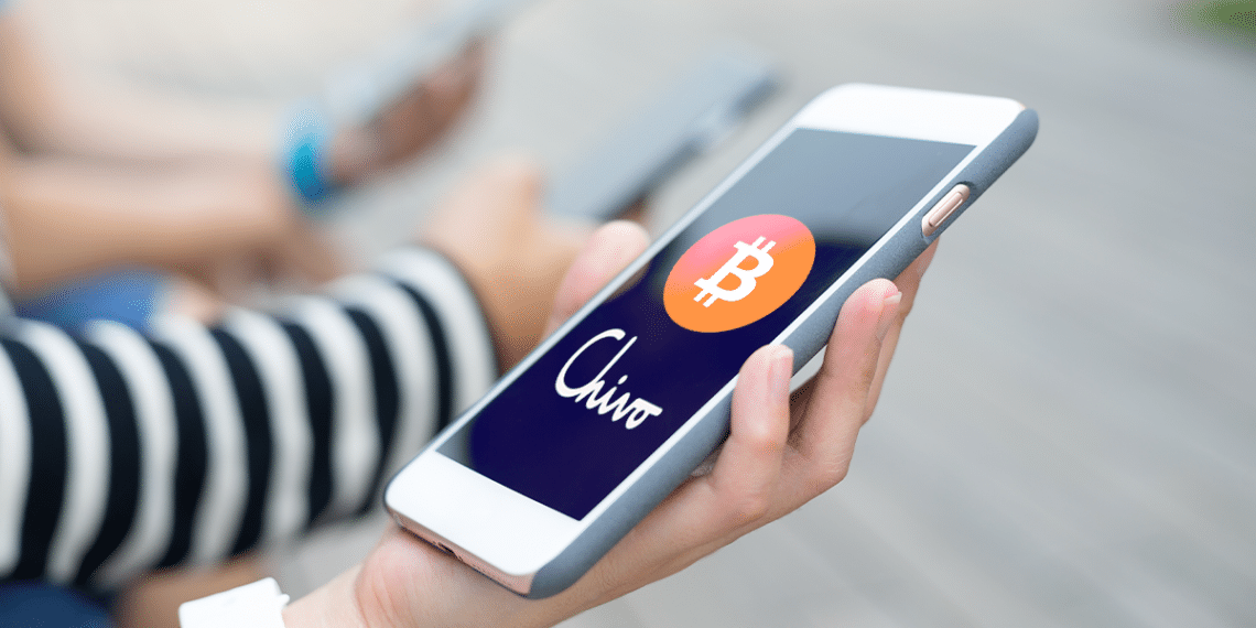 Telefono con logo de Chivo Wallet y BTC.