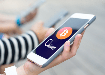 Telefono con logo de Chivo Wallet y BTC.