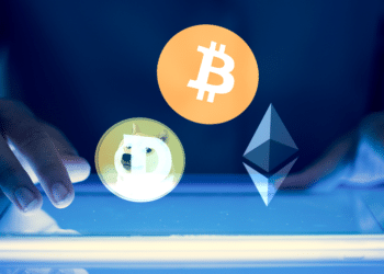 Doge, BTC y Ether sobre tablet.