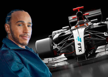 Hamilton, auto de F1 y logo de FTX.