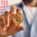 Persona con BTC y logo de Human Rights Foundation.