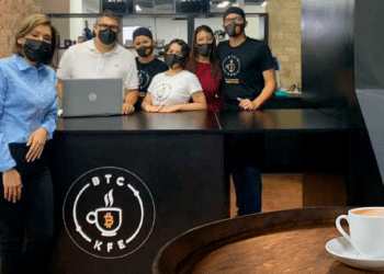 Al frente, la CEO de Bitcoin Café Venezuela, Carmen Salvador, con parte de su equipo. Crédito: BTC Kfé.