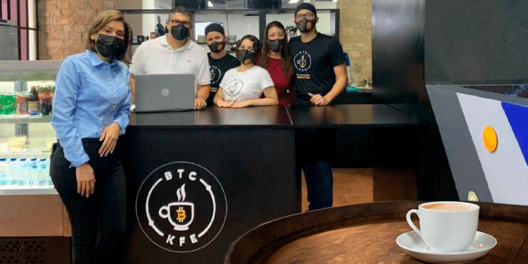 Al frente, la CEO de Bitcoin Café Venezuela, Carmen Salvador, con parte de su equipo. Crédito: BTC Kfé.
