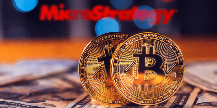 BTC, dólares y logo Microstrategy.