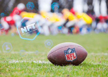 NFT y balón de fútbol con logo de NFL.