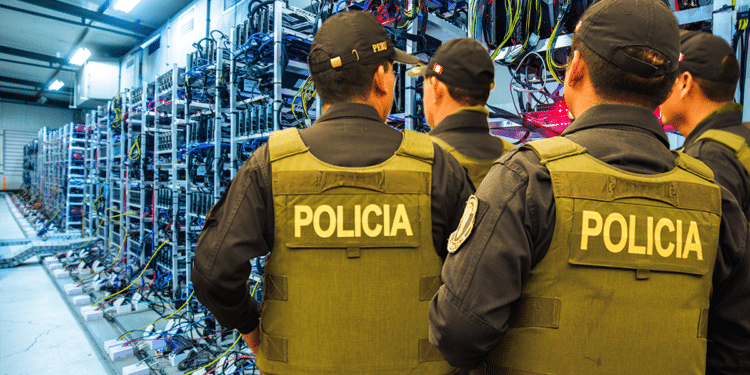 Policía en granja de BTC.