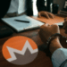 Mesa de policía con logo Monero