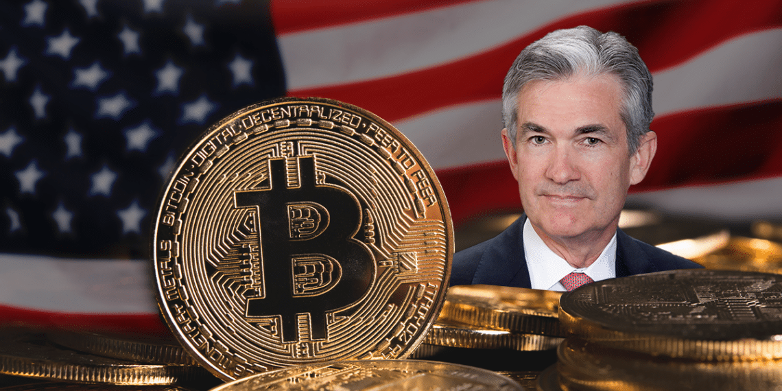 Powell, BTC y bandera de USA.