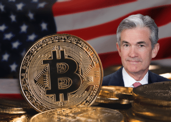 Powell, BTC y bandera de USA.