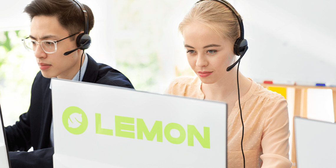 Personas de call center y logo de Lemon.