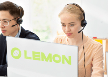 Personas de call center y logo de Lemon.