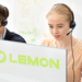 Personas de call center y logo de Lemon.