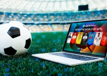 Pantalla con Sorare, NFT y balón de fútbol.