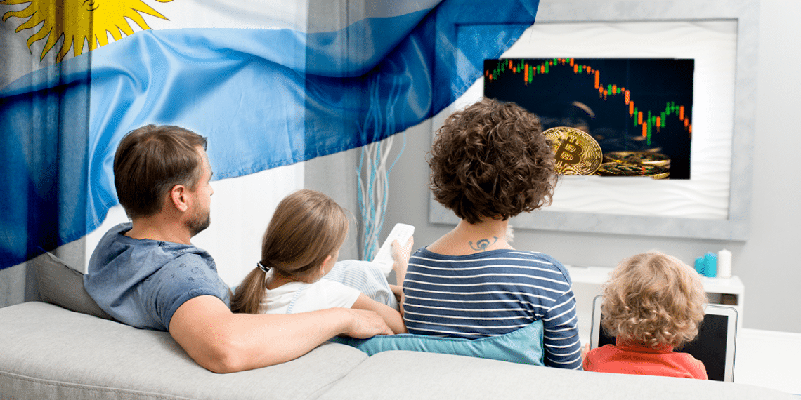 Familia viendo BTC en televisión con bandera de Argentina en el ambiente.