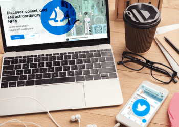 Pantalla con Opensea y teléfono con Twitter.