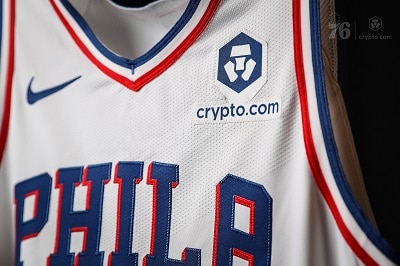 Camiseta blanca de los 76ers con parche del logo de Crypto.com