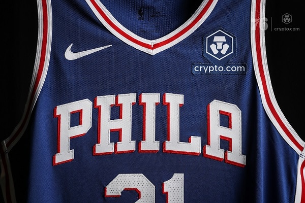 Camiseta azul de los 76ers con parche del logo de Crypto.com