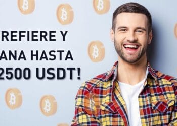 Hombre sonriente con muchas monedas Bitcoin detrás