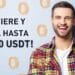 Hombre sonriente con muchas monedas Bitcoin detrás