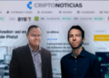 De izquierda a derecha: Rafael Gómez Torres e Iván Gómez, integrantes de la Jefatura de Redacción de CriptoNoticias. Composición por CriptoNoticias. Fuentes:  twenty20photos /  elements.envato.com .