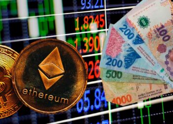BTC, ETH y pesos sobre gráfico bursátil.